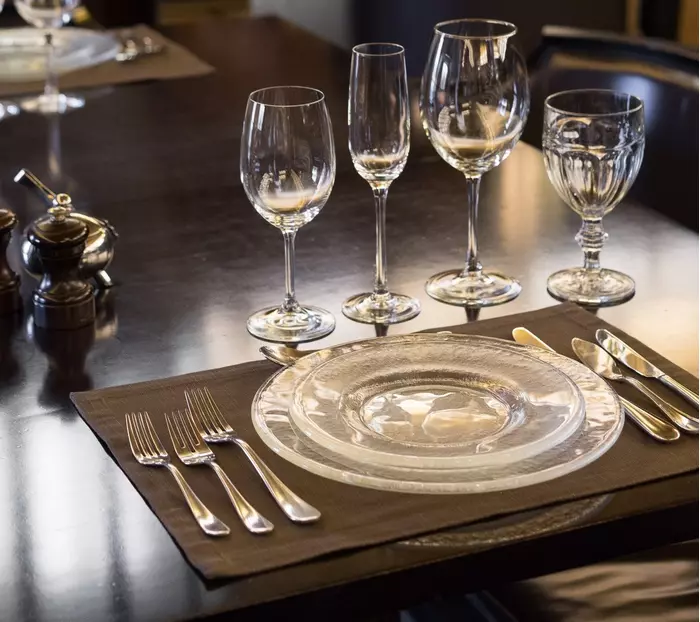 Сервируем стол к Новому году: льняная скатерть, праздничный декор