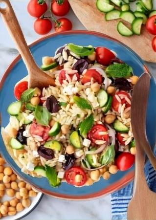Средиземноморский восторг: Салат с орзо и фетой, который покорит сердца!