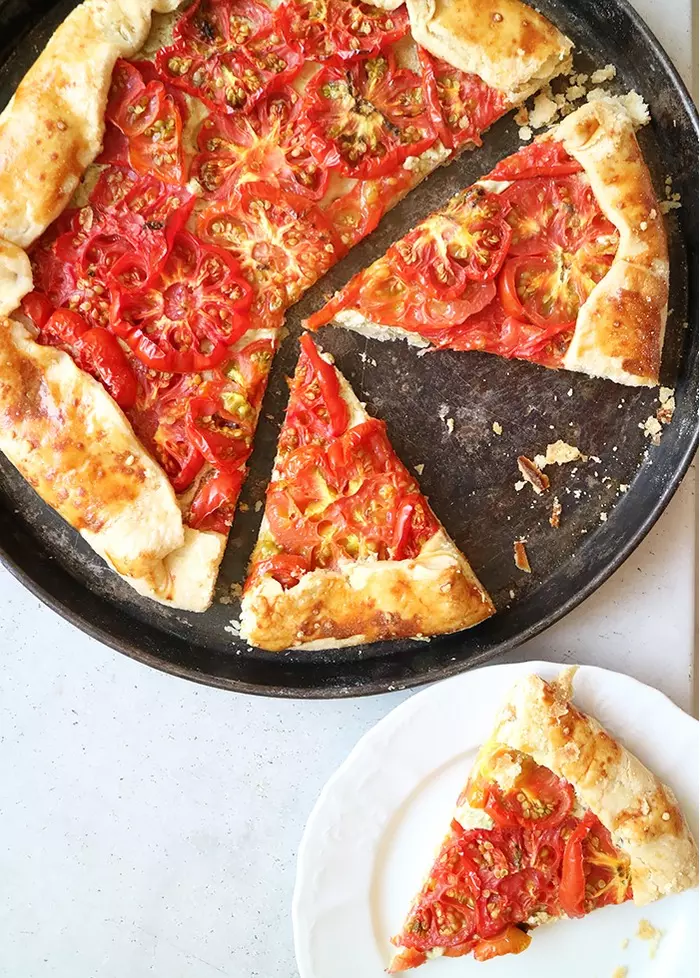 Галета с помидорами, рикоттой и соусом песто Галета с помидорами, рикоттой и соусом песто