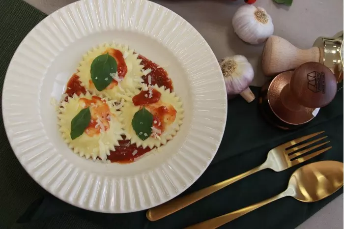 Равиоли с рикотой, сыром и травами в томатном соусе