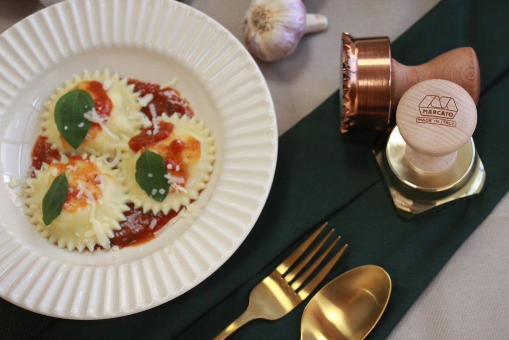 Равиоли с рикотой, сыром и травами в томатном соусе. Равиоли с рикотой, сыром и травами в томатном соусе.