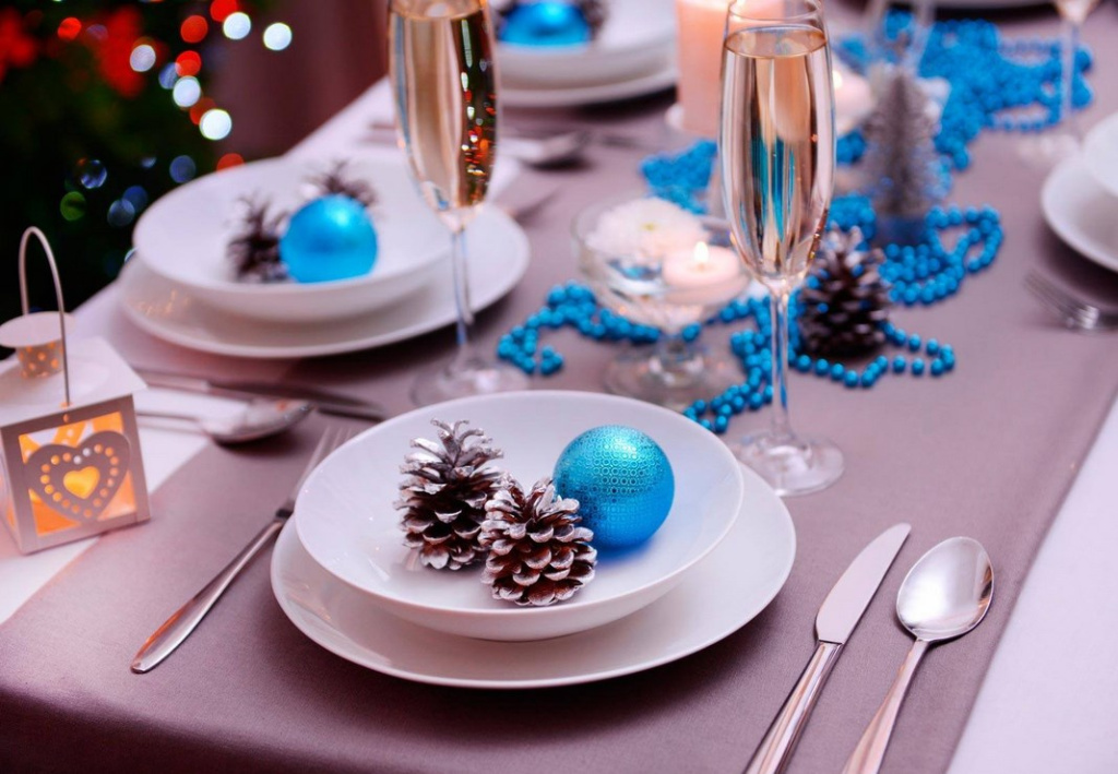 Сервируем стол к Новому году: льняная скатерть, праздничный декор