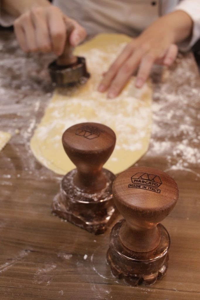 Равиоли с рикотой, сыром и травами в томатном соусе. Равиоли с рикотой, сыром и травами в томатном соусе.